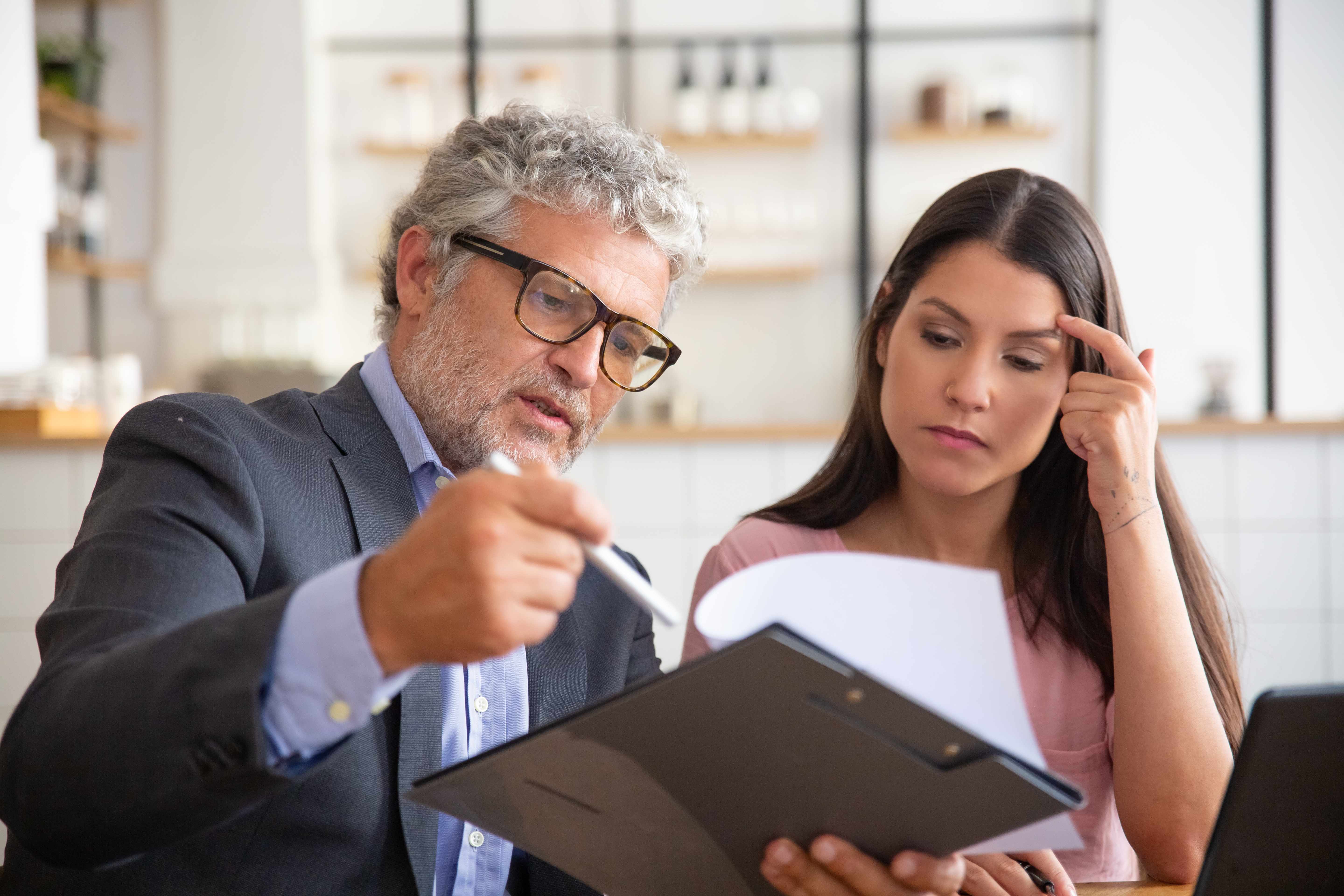 Consultor explicando documentos para cliente